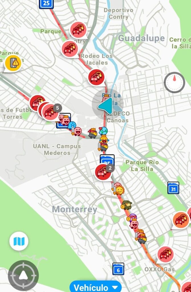 Tráfico lento en Garza Sada de Nte a Sur por vehículo de carga descompuesto.